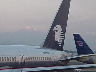 vue sur le Popocatepetl de l'a&eacute;roport de Mexico 