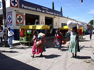 femmes indig&egrave;nes se rendant au march&eacute;