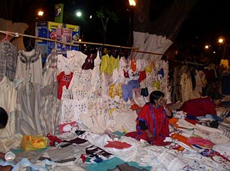 march&eacute; de nuit &agrave; Oaxaca au Mexique