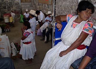 indienne de Cuetzal&aacute;n se rendant au march&eacute;  (Puebla, Mexique)