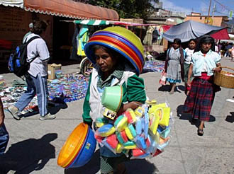 petite marchande indienne sur un march&eacute; mexicain  - plastique ! temps moderne !