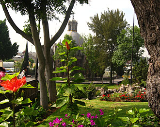 vue sur le jardin derri&egrave;re la chapelle du petit puits