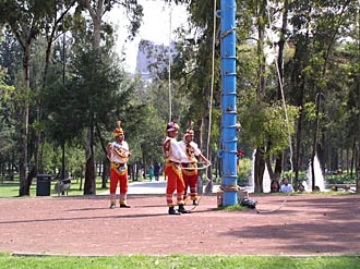 los voladores dans le parc de Chapultepec