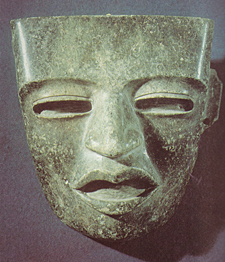masque fun&eacute;raire en serpentine, pr&eacute;sentant les traits caract&eacute;ristiques des habitants de Teotihuac&aacute;n