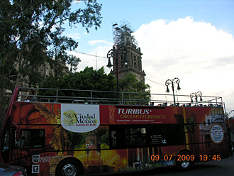 visite de la ville avec Turibus stationn&eacute; &agrave; c&ocirc;t&eacute; de la cath&eacute;drale