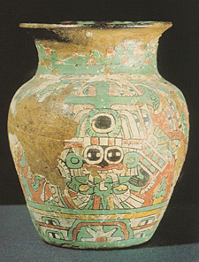 vase en c&eacute;ramique, recouvert d'une couche de stuc sur laquelle est peint le dieu Tlaloc