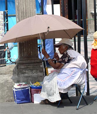 vendeuse indienne devant la Cath&eacute;drale de Mexico