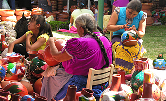 travail de la poterie au march&eacute; de uruapan