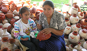 travail de la poterie au march&eacute; de uruapan