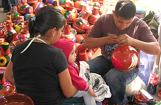 travail de la poterie au march&eacute; de uruapan