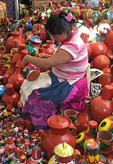 travail de la poterie au march&eacute; de uruapan