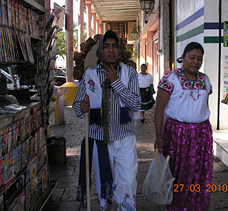 pr&eacute;paration au d&eacute;fil&eacute; du samedi des Rameaux &agrave; Uruap&aacute;n  (Michoac&aacute;n, Mexique)