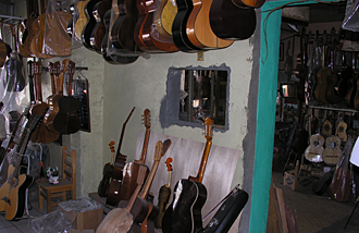 atelier de guitare &agrave; Paracho (Michoac&aacute;n, Mexique)