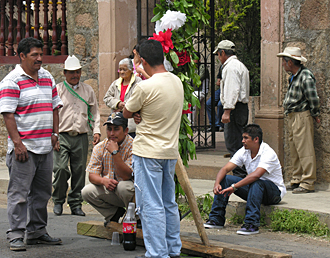 attente du d&eacute;fil&eacute; de p&acirc;ques