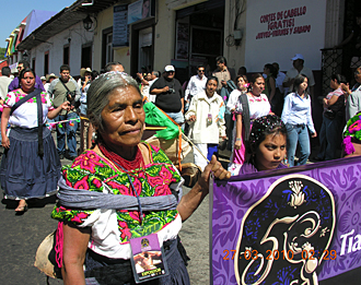 D&eacute;fil&eacute;s &agrave; Uruap&aacute;n des repr&eacute;sentants de chaque village du Michoac&aacute;n avec leurs costumes typiques