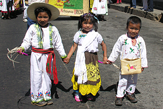 D&eacute;fil&eacute;s &agrave; Uruap&aacute;n des repr&eacute;sentants de chaque village du Michoac&aacute;n avec leurs costumes typiques