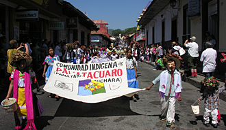 D&eacute;fil&eacute;s &agrave; Uruap&aacute;n des repr&eacute;sentants de chaque village du Michoac&aacute;n avec leurs costumes typiques