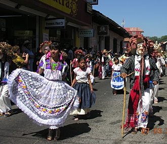 D&eacute;fil&eacute;s &agrave; Uruap&aacute;n des repr&eacute;sentants de chaque village du Michoac&aacute;n avec leurs costumes typiques