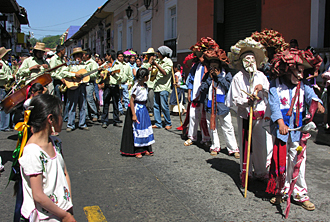 D&eacute;fil&eacute;s &agrave; Uruap&aacute;n des repr&eacute;sentants de chaque village du Michoac&aacute;n avec leurs costumes typiques