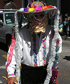 D&eacute;fil&eacute;s &agrave; Uruap&aacute;n des repr&eacute;sentants de chaque village du Michoac&aacute;n avec leurs costumes typiques