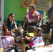 D&eacute;fil&eacute;s &agrave; Uruap&aacute;n des repr&eacute;sentants de chaque village du Michoac&aacute;n avec leurs costumes typiques