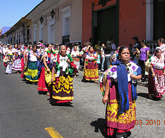 D&eacute;fil&eacute;s &agrave; Uruap&aacute;n des repr&eacute;sentants de chaque village du Michoac&aacute;n avec leurs costumes typiques