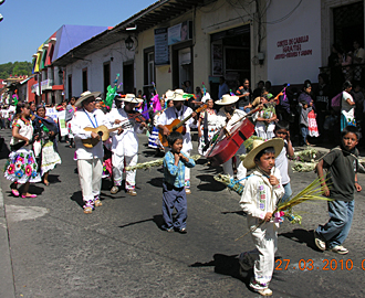D&eacute;fil&eacute;s &agrave; Uruap&aacute;n des repr&eacute;sentants de chaque village du Michoac&aacute;n avec leurs costumes typiques