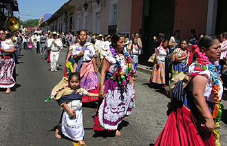 D&eacute;fil&eacute;s &agrave; Uruap&aacute;n des repr&eacute;sentants de chaque village du Michoac&aacute;n avec leurs costumes typiques