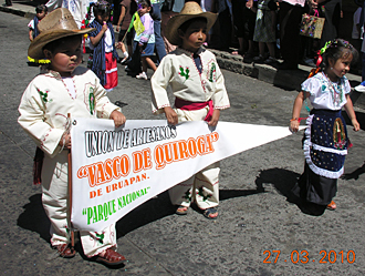 D&eacute;fil&eacute;s &agrave; Uruap&aacute;n des repr&eacute;sentants de chaque village du Michoac&aacute;n avec leurs costumes typiques