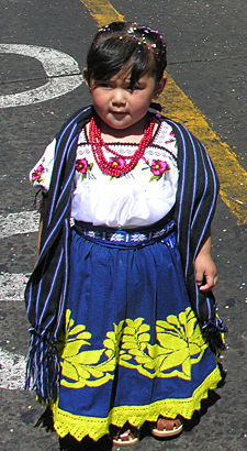 D&eacute;fil&eacute;s &agrave; Uruap&aacute;n des repr&eacute;sentants de chaque village du Michoac&aacute;n avec leurs costumes typiques