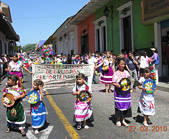 D&eacute;fil&eacute;s &agrave; Uruap&aacute;n des repr&eacute;sentants de chaque village du Michoac&aacute;n avec leurs costumes typiques