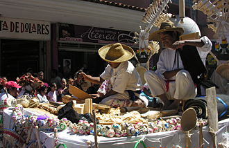 D&eacute;fil&eacute;s &agrave; Uruap&aacute;n des repr&eacute;sentants de chaque village du Michoac&aacute;n avec leurs costumes typiques