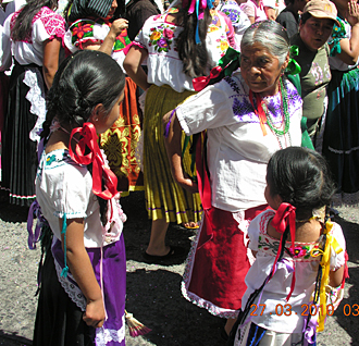 D&eacute;fil&eacute;s &agrave; Uruap&aacute;n des repr&eacute;sentants de chaque village du Michoac&aacute;n avec leurs costumes typiques