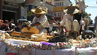 D&eacute;fil&eacute;s &agrave; Uruap&aacute;n des repr&eacute;sentants de chaque village du Michoac&aacute;n avec leurs costumes typiques
