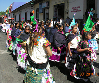 D&eacute;fil&eacute;s &agrave; Uruap&aacute;n des repr&eacute;sentants de chaque village du Michoac&aacute;n avec leurs costumes typiques