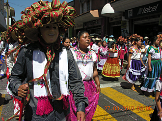 D&eacute;fil&eacute;s &agrave; Uruap&aacute;n des repr&eacute;sentants de chaque village du Michoac&aacute;n avec leurs costumes typiques
