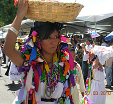 D&eacute;fil&eacute;s &agrave; Uruap&aacute;n des repr&eacute;sentants de chaque village du Michoac&aacute;n avec leurs costumes typiques