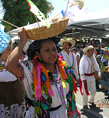 D&eacute;fil&eacute;s &agrave; Uruap&aacute;n des repr&eacute;sentants de chaque village du Michoac&aacute;n avec leurs costumes typiques