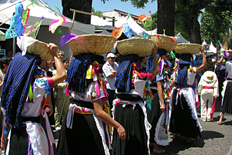 D&eacute;fil&eacute;s &agrave; Uruap&aacute;n des repr&eacute;sentants de chaque village du Michoac&aacute;n avec leurs costumes typiques