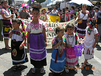 D&eacute;fil&eacute;s &agrave; Uruap&aacute;n des repr&eacute;sentants de chaque village du Michoac&aacute;n avec leurs costumes typiques