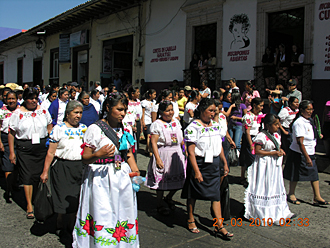 D&eacute;fil&eacute;s &agrave; Uruap&aacute;n des repr&eacute;sentants de chaque village du Michoac&aacute;n avec leurs costumes typiques