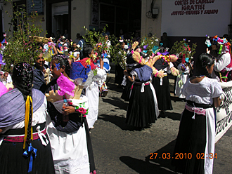 D&eacute;fil&eacute;s &agrave; Uruap&aacute;n des repr&eacute;sentants de chaque village du Michoac&aacute;n avec leurs costumes typiques