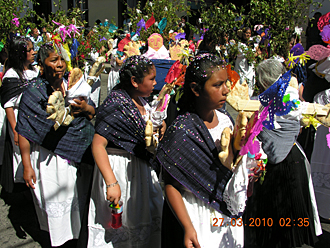 D&eacute;fil&eacute;s &agrave; Uruap&aacute;n des repr&eacute;sentants de chaque village du Michoac&aacute;n avec leurs costumes typiques