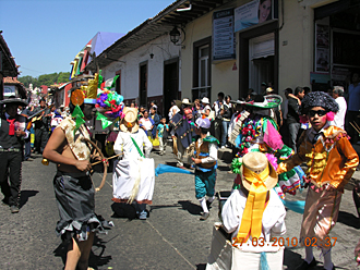 D&eacute;fil&eacute;s &agrave; Uruap&aacute;n des repr&eacute;sentants de chaque village du Michoac&aacute;n avec leurs costumes typiques
