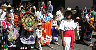 D&eacute;fil&eacute;s &agrave; Uruap&aacute;n des repr&eacute;sentants de chaque village du Michoac&aacute;n avec leurs costumes typiques