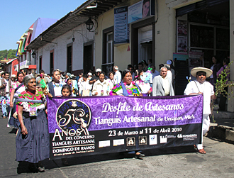 D&eacute;fil&eacute;s &agrave; Uruap&aacute;n des repr&eacute;sentants de chaque village du Michoac&aacute;n avec leurs costumes typiques