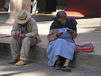 attente d'un couple pr&egrave;s de la place principale de patzcuaro