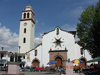 &eacute;glise et place de Paracho (Michoac&aacute;n, Mexique)