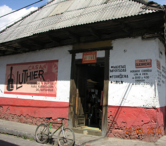un des magasins de guitares de Paracho (Michoac&aacute;n, Mexique)