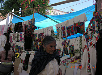 stand de broderie au march&eacute; artisanal de uruapan